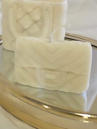 Vela de soja mini cartera aesthetic estilo parisian flap hecha a mano en Uruguay