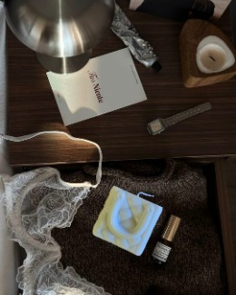 Vela sculptural detallada de bolso fashion inspirado en lujo en Uruguay vista lateral