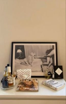 Vela de soja cartera aesthetic blanca decorando tocador moderno