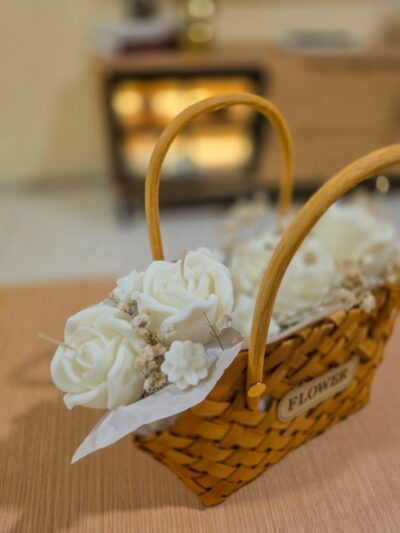 Cesta de velas aromáticas artesanales - Detalle de flores.