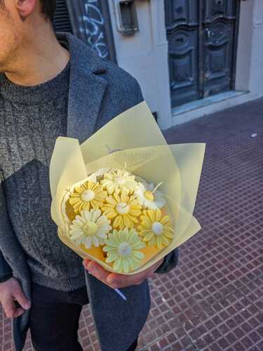 Detalle de margaritas de cera de soja con pabilos individuales