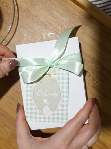 Caja de regalo para souvenir de gansito aromático cerrada con moñito de raso verde mint y etiqueta Olivia.