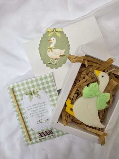 Souvenir de gansito vela aromática de soja en cajita de regalo con tarjeta personalizada Olivia y fósforo.